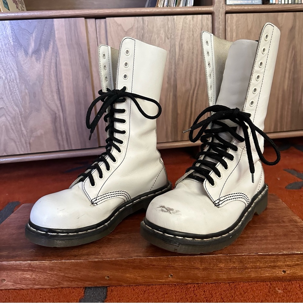 Dr. Martens Boots - Mid Calf - White